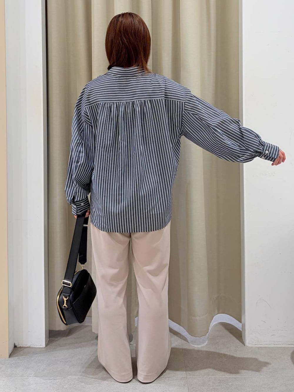 その他のシャツ/ブラウス、ブラック系のショルダーバッグ、ベージュ系のその他パンツを着用したレディースの秋コーディネートの4枚目の写真