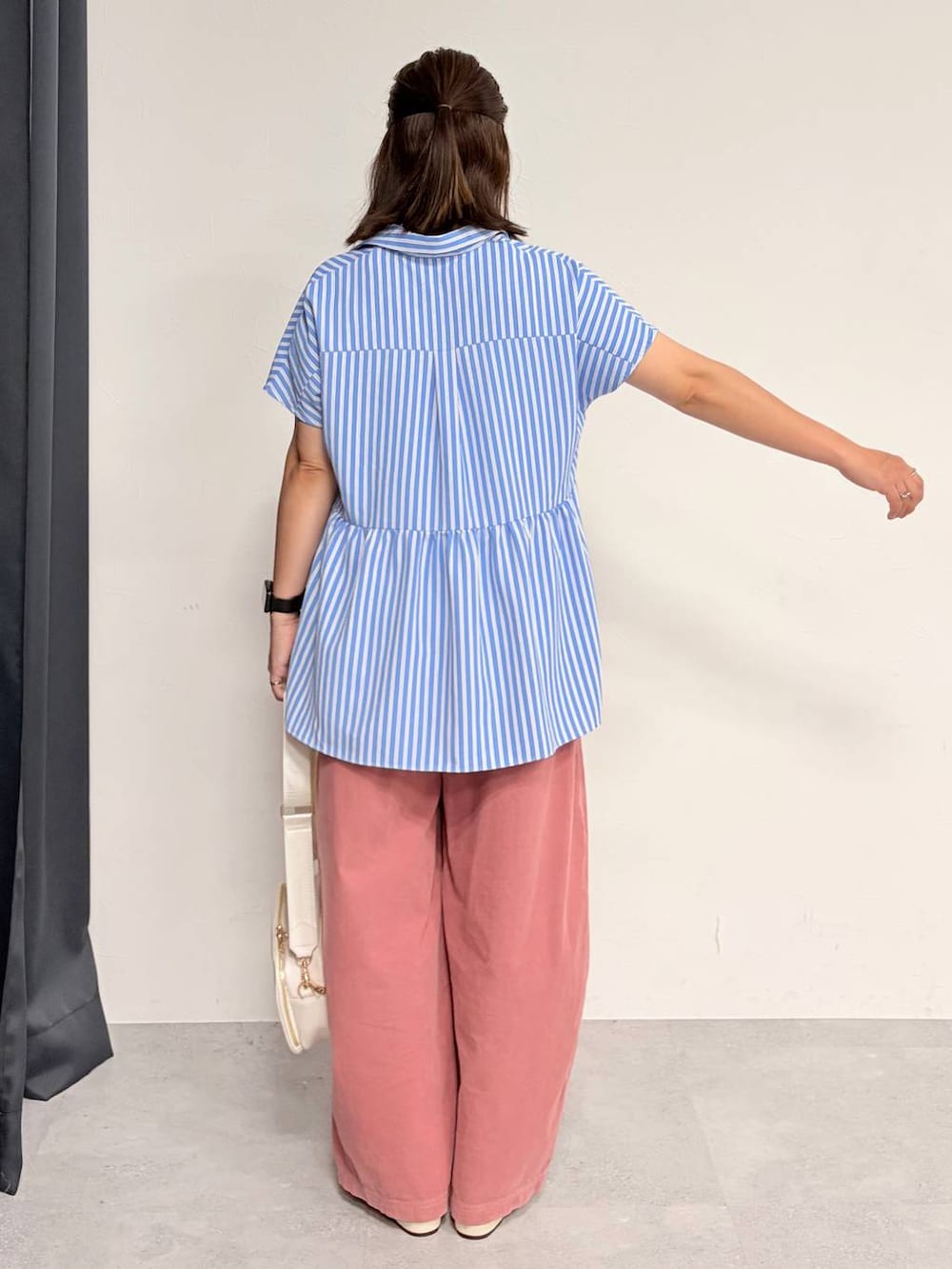 ピンク系のその他パンツ、ホワイト系のショルダーバッグ、ホワイト系のパンプスを着用したレディースの夏コーディネートの4枚目の写真