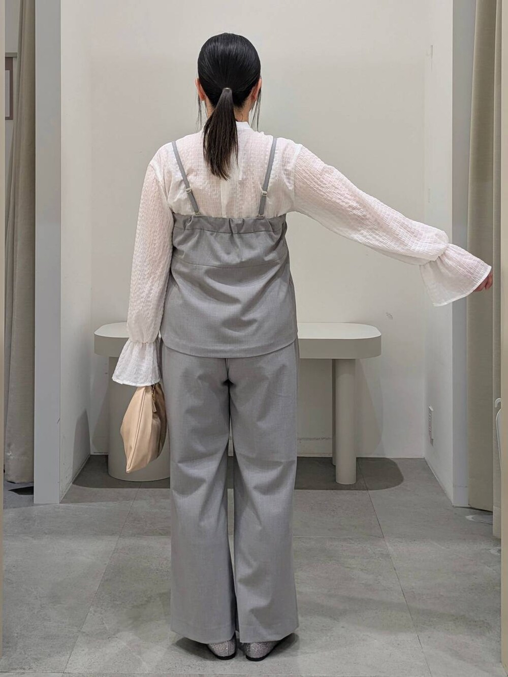 ホワイト系のシャツ/ブラウス、グレー系のその他パンツ、グレー系のキャミソールを着用したレディースの冬コーディネートの4枚目の写真