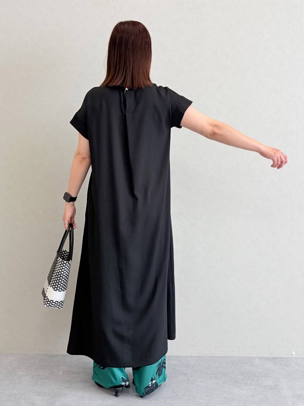 グリーン系のその他パンツ、ブラック系のかごバッグを着用したレディースの夏コーディネートの4枚目の写真