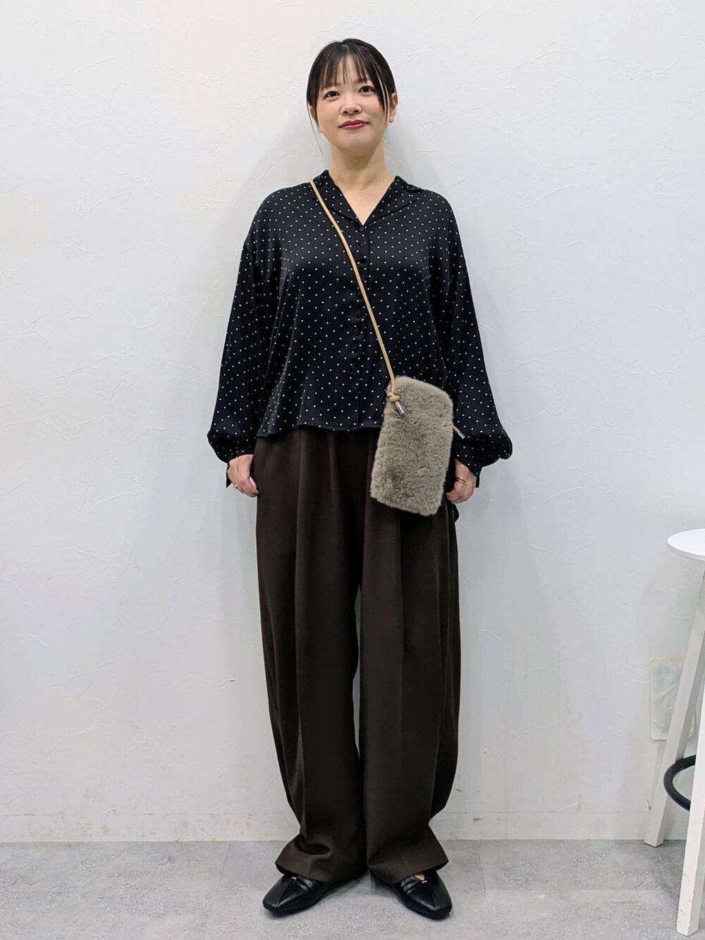 ブラック系のパンプス、ブラック系のシャツ/ブラウスを着用したレディースの冬コーディネートの2枚目の写真