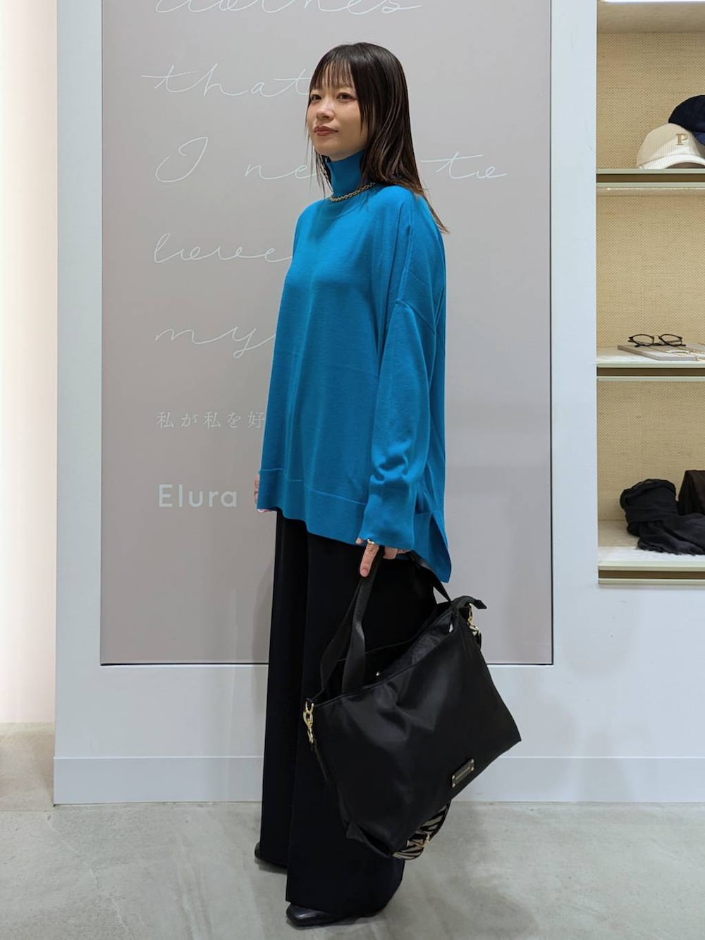 ブラック系のトートバッグ、ブルー系のその他パンツ、ブラック系のパンプスを着用したレディースの冬コーディネートの3枚目の写真