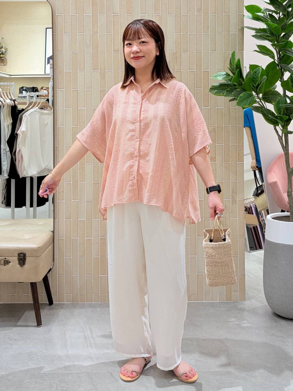 ホワイト系のその他パンツ、ホワイト系のトートバッグ、ピンク系のシャツ/ブラウスを着用したレディースの夏コーディネートの2枚目の写真