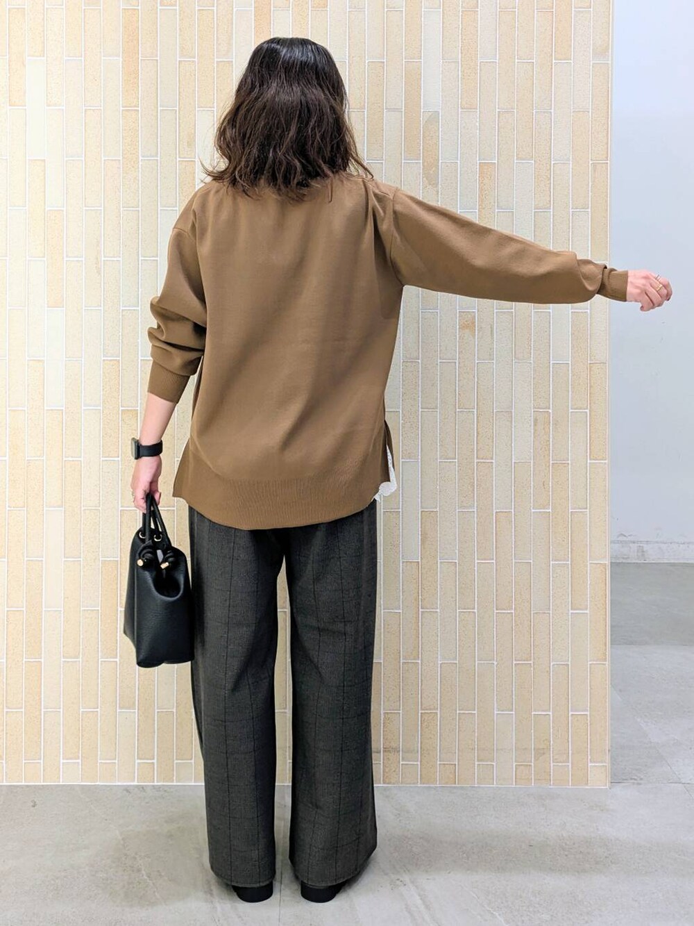 ブラウン系のカーディガン/ボレロ、グレー系のその他パンツ、ホワイト系のタンクトップを着用したレディースの秋コーディネートの4枚目の写真