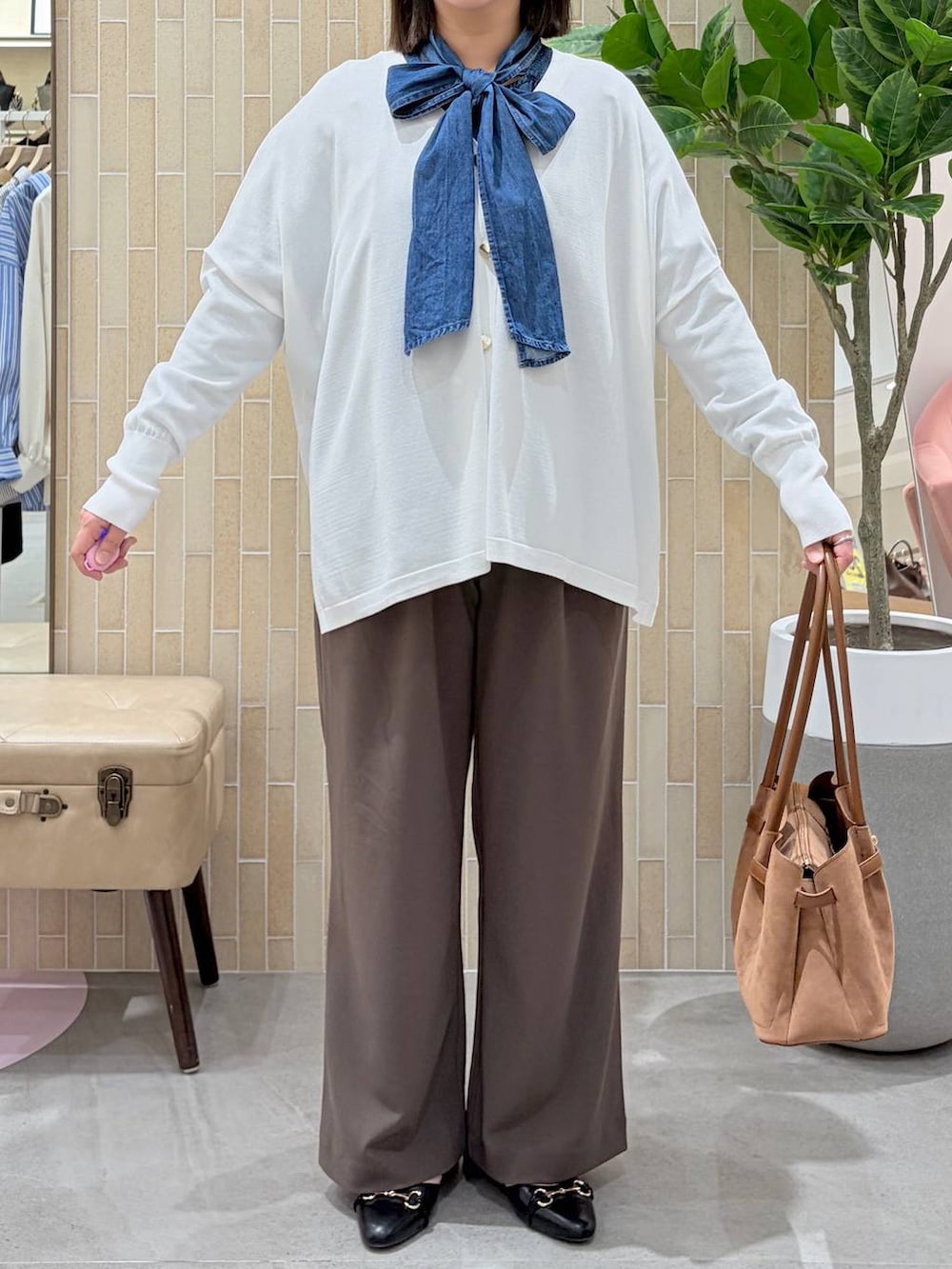 ブラウン系のその他パンツ、ブラック系のパンプス、イエロー系のハンドバッグを着用したレディースの春コーディネートの6枚目の写真