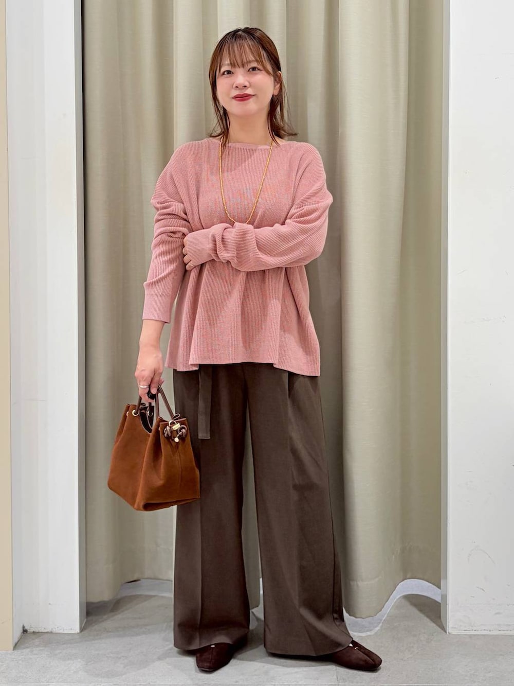 ブラウン系のその他パンツ、ピンク系のニット/セーター、ブラウン系のパンプスを着用したレディースの秋コーディネートの2枚目の写真