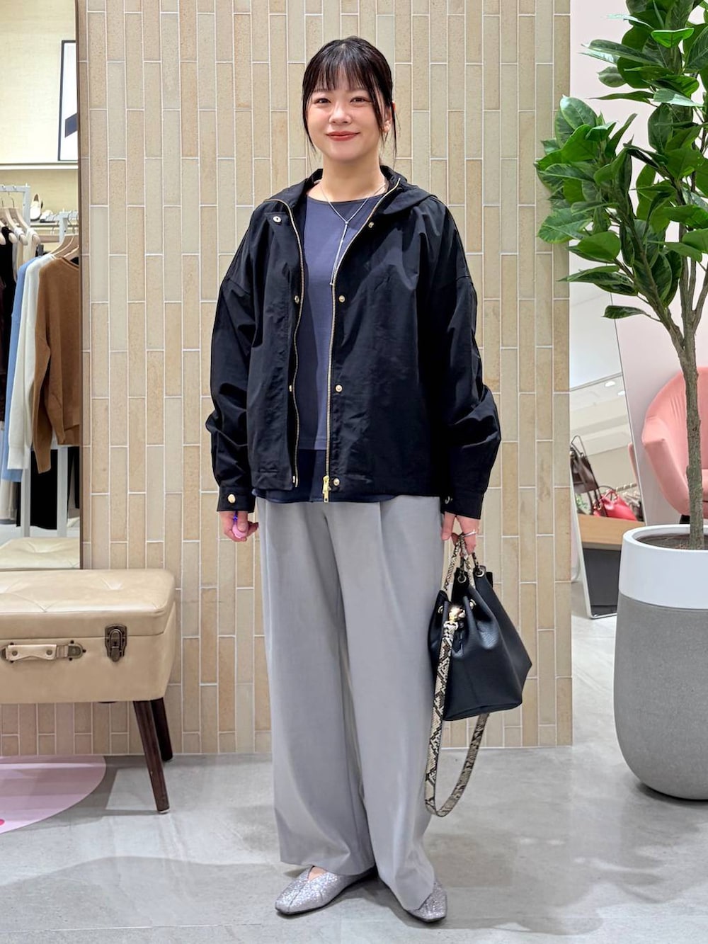 グレー系のその他パンツ、グレー系のTシャツ/カットソー、ブラック系のハンドバッグを着用したレディースの春コーディネートの2枚目の写真