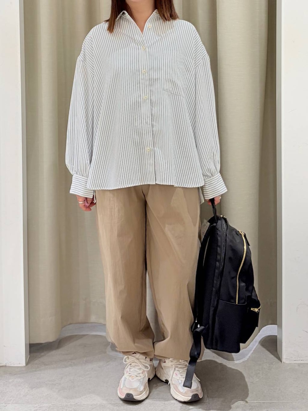 グリーン系のその他パンツ、ブラック系のバックパック/リュック、ブルー系のシャツ/ブラウスを着用したレディースの秋コーディネートの6枚目の写真