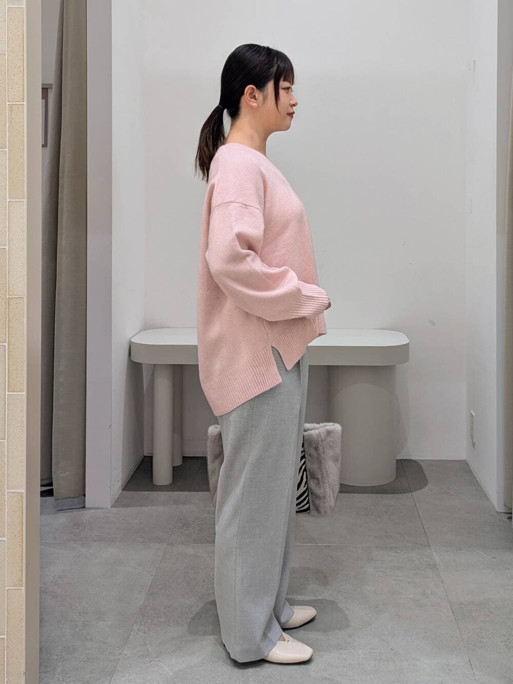 ホワイト系のパンプス、グレー系のその他パンツ、グレー系のトートバッグを着用したレディースの冬コーディネートの5枚目の写真