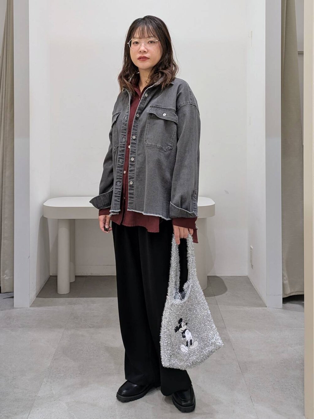 ブラック系のシャツ/ブラウス、ブラック系のその他パンツ、シルバー系のトートバッグを着用したレディースの秋コーディネートの3枚目の写真