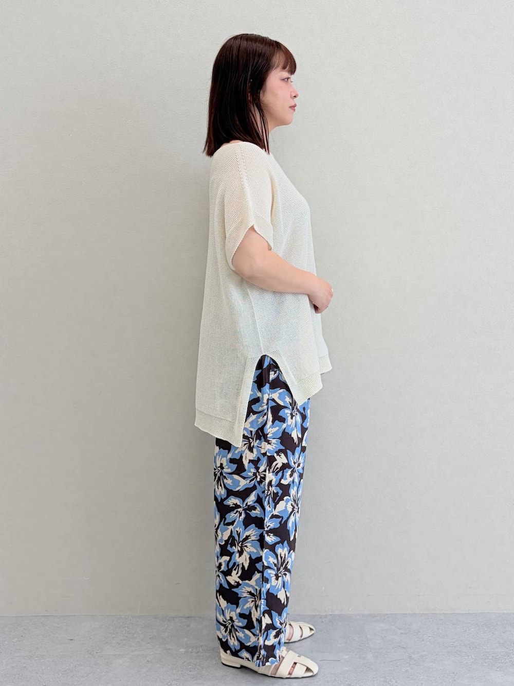 ブルー系のその他パンツ、ホワイト系のパンプス、ホワイト系のニット/セーターを着用したレディースの夏コーディネートの5枚目の写真