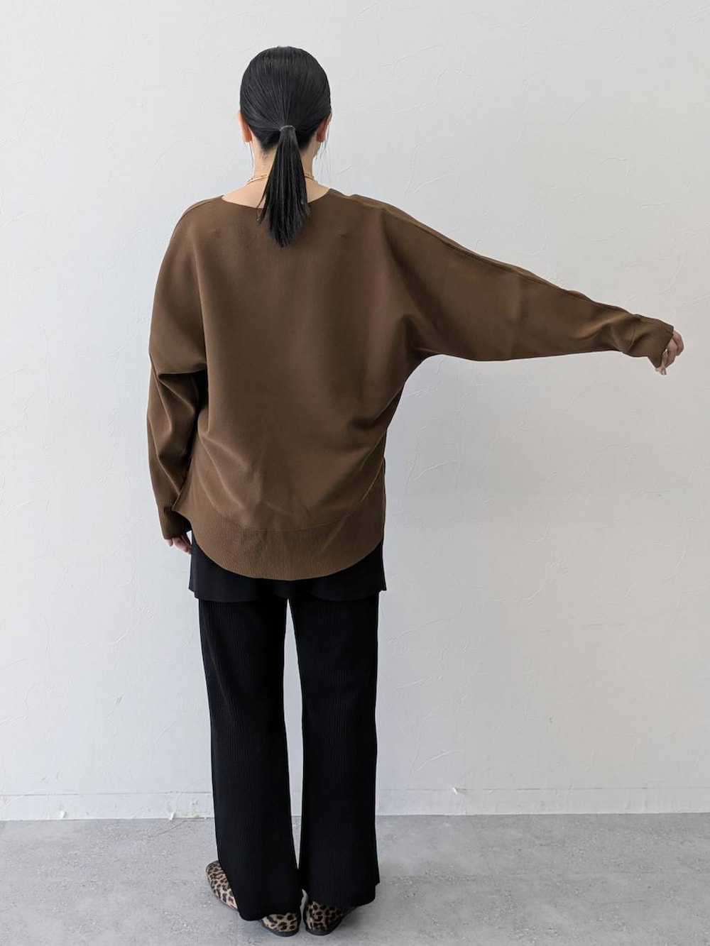 ブラウン系のパンプス、ブラック系のその他パンツ、ブラック系のスカートを着用したレディースの春コーディネートの4枚目の写真