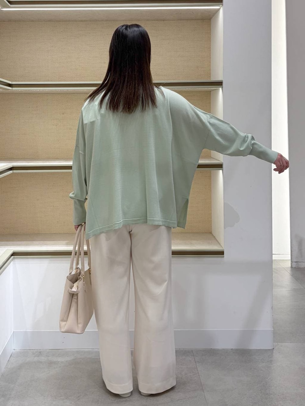 ホワイト系のその他パンツ、ホワイト系のタンクトップ、ホワイト系のハンドバッグを着用したレディースの春コーディネートの4枚目の写真