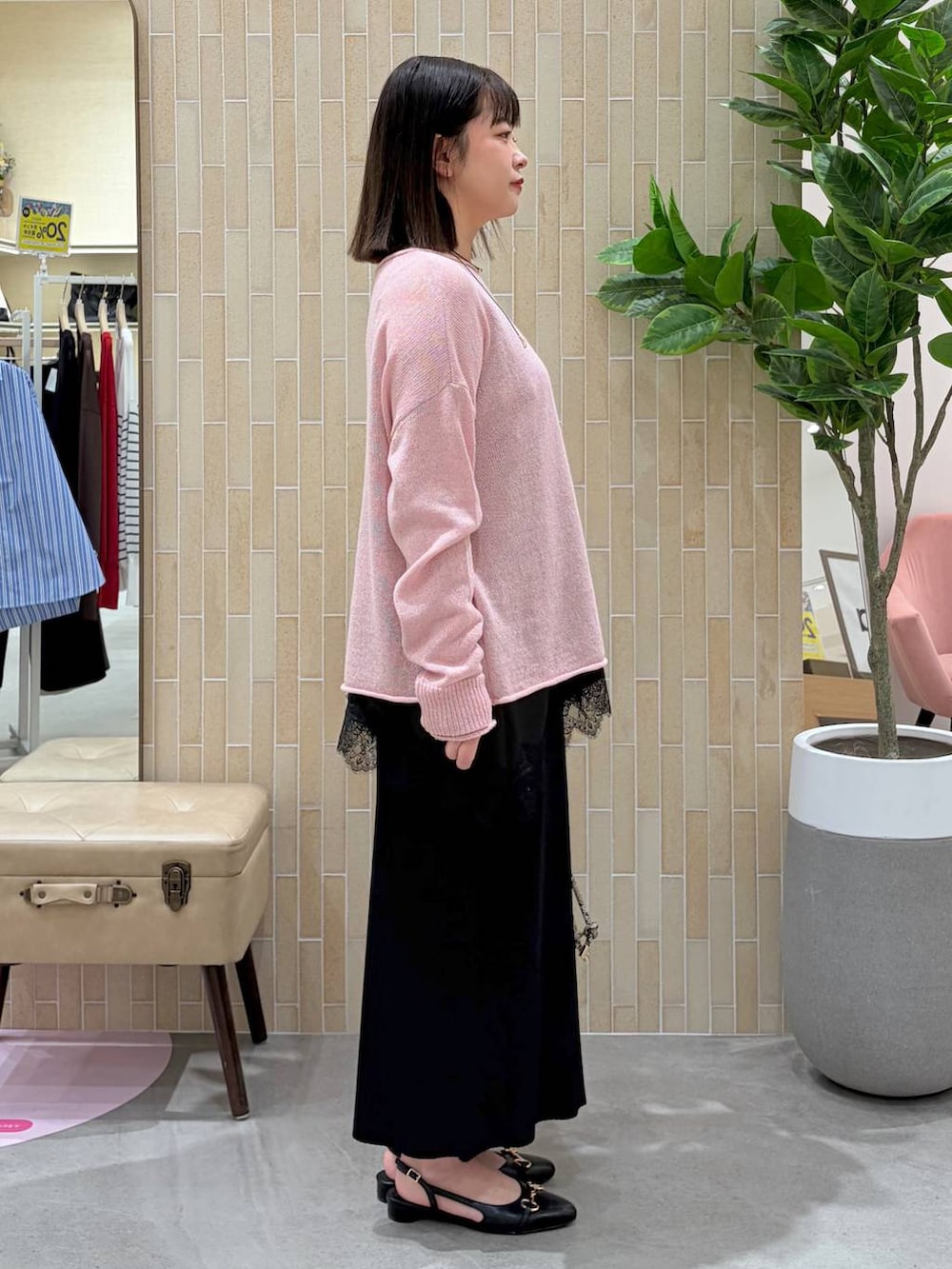 ブラック系のキャミソール、ブラック系のパンプス、ブラック系のスカートを着用したレディースの春コーディネートの5枚目の写真