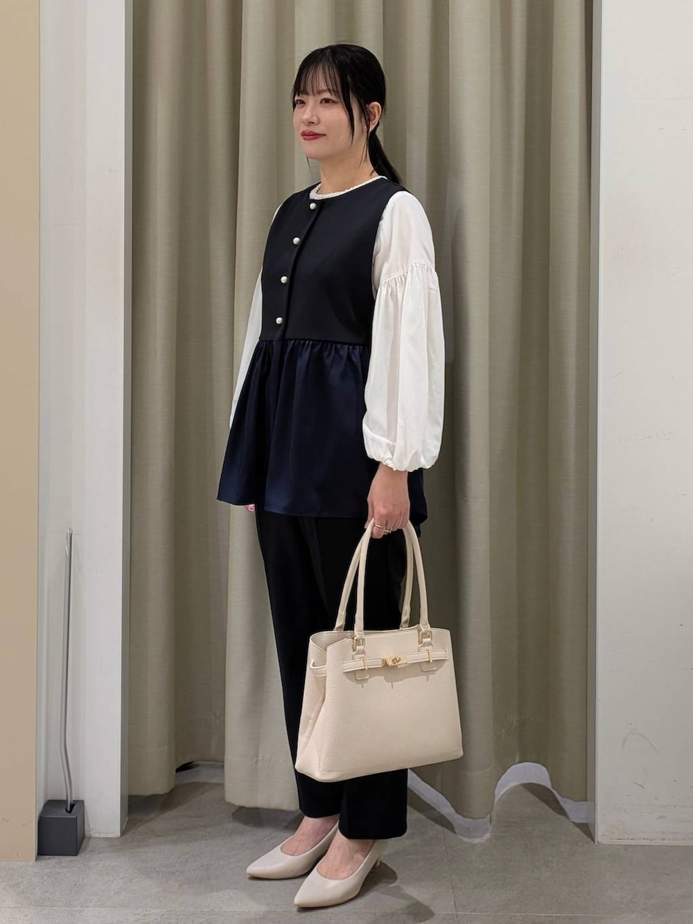 ホワイト系のパンプス、ブルー系のその他パンツ、ブルー系のその他アウターを着用したレディースの冬コーディネートの3枚目の写真