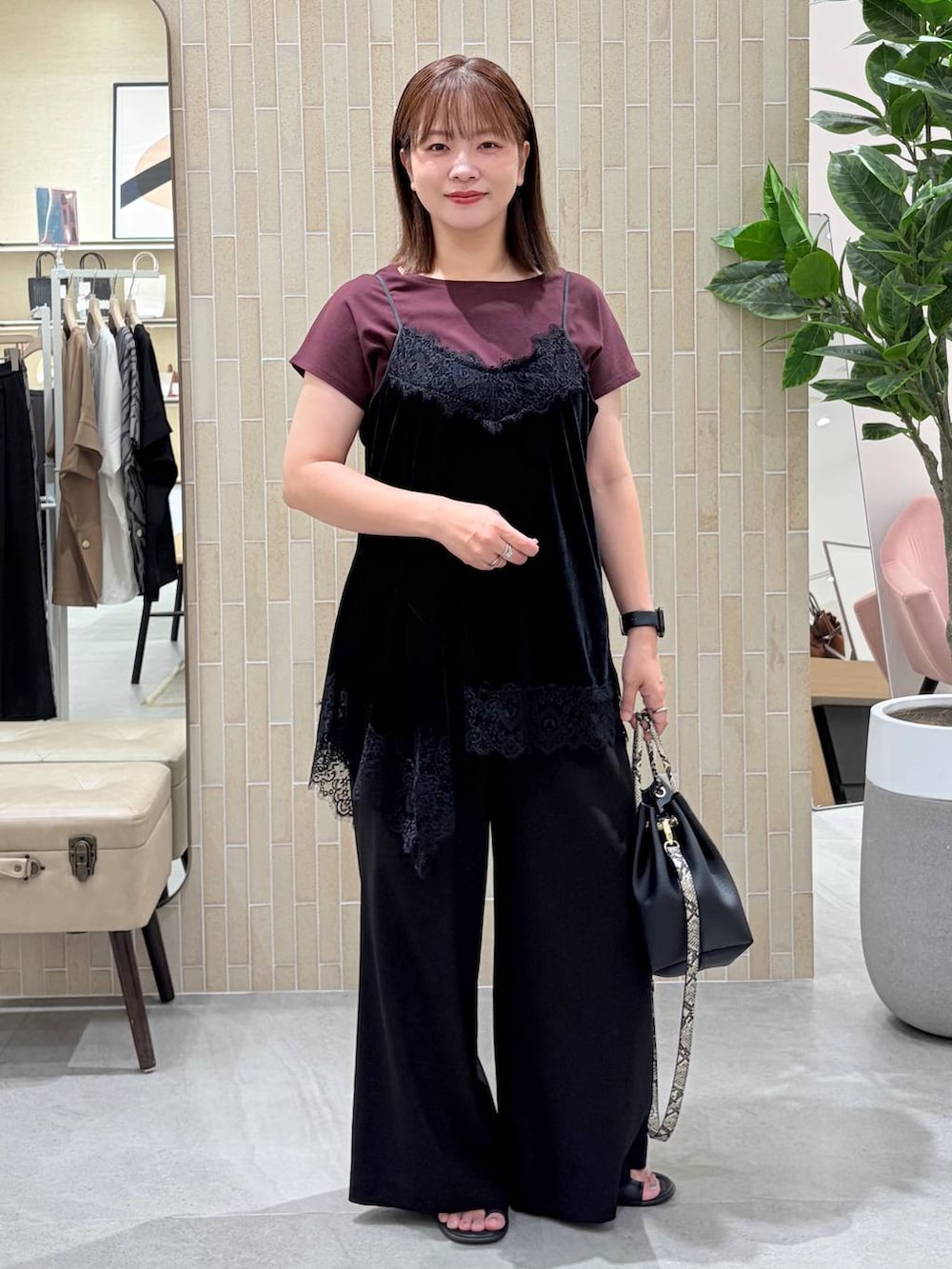 レッド系のTシャツ/カットソー、ブラック系のキャミソール、ブラック系のハンドバッグを着用したレディースの夏コーディネートの2枚目の写真