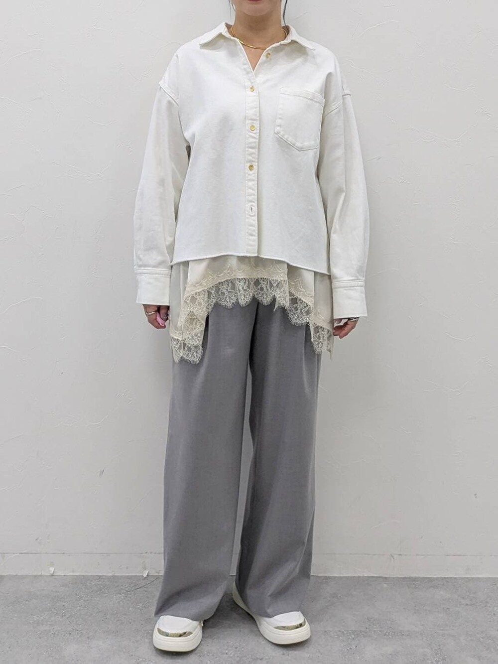 ホワイト系のキャミソール、ホワイト系のシャツ/ブラウス、グレー系のその他パンツを着用したレディースの冬コーディネートの6枚目の写真