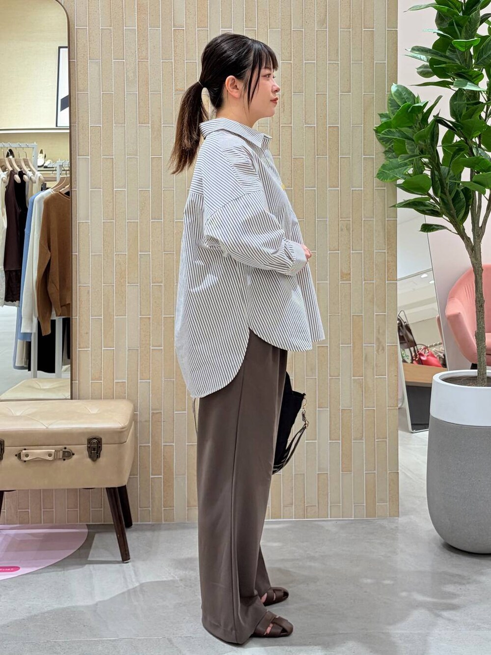 ブラウン系のその他パンツ、ブラウン系のシャツ/ブラウス、ブラック系のショルダーバッグを着用したレディースの春コーディネートの5枚目の写真