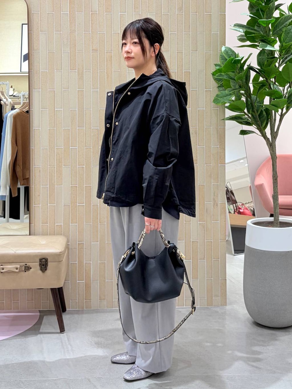 グレー系のその他パンツ、グレー系のTシャツ/カットソー、ブラック系のハンドバッグを着用したレディースの春コーディネートの3枚目の写真