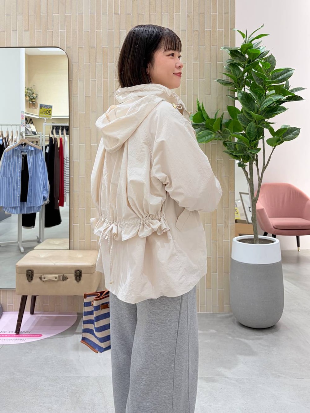 グレー系のスウェットパンツ、ブルー系のトートバッグ、ピンク系のシャツ/ブラウスを着用したレディースの春コーディネートの6枚目の写真