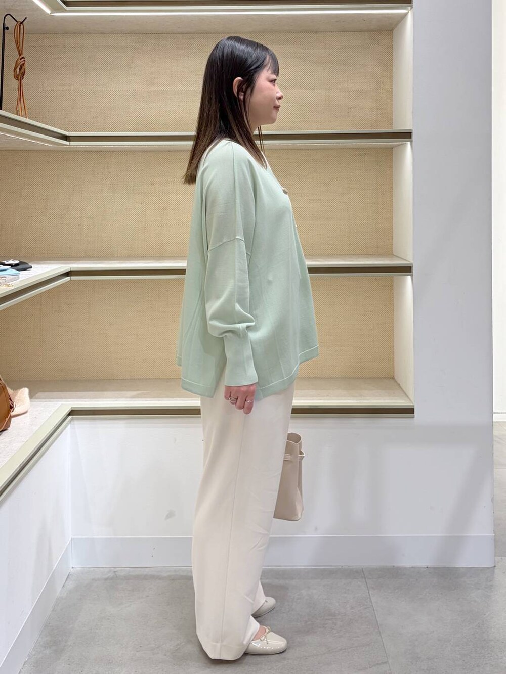 ホワイト系のその他パンツ、ホワイト系のタンクトップ、ホワイト系のハンドバッグを着用したレディースの春コーディネートの5枚目の写真