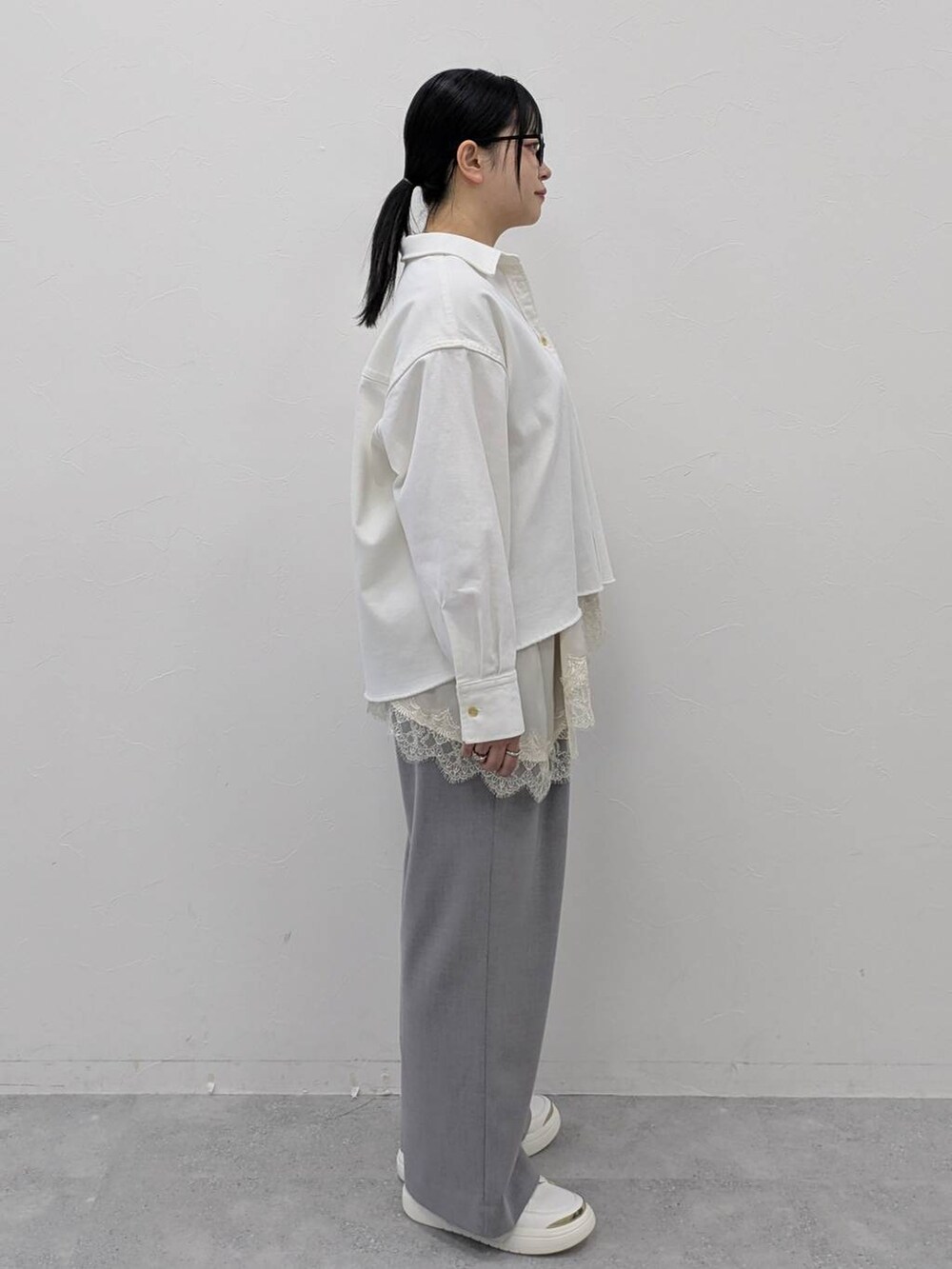 ホワイト系のキャミソール、ホワイト系のシャツ/ブラウス、グレー系のその他パンツを着用したレディースの冬コーディネートの5枚目の写真