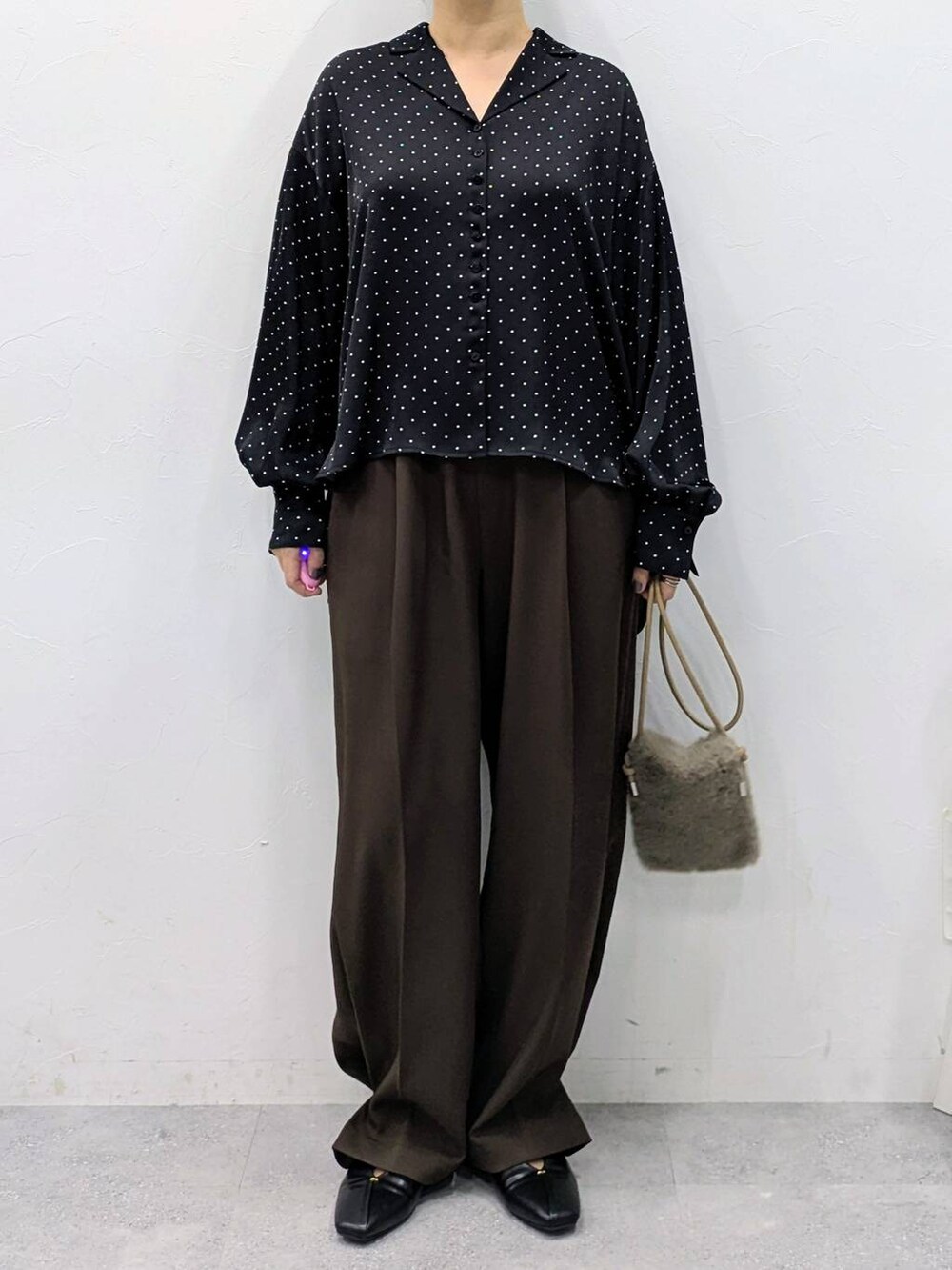 ブラック系のパンプス、ブラック系のシャツ/ブラウスを着用したレディースの冬コーディネートの6枚目の写真