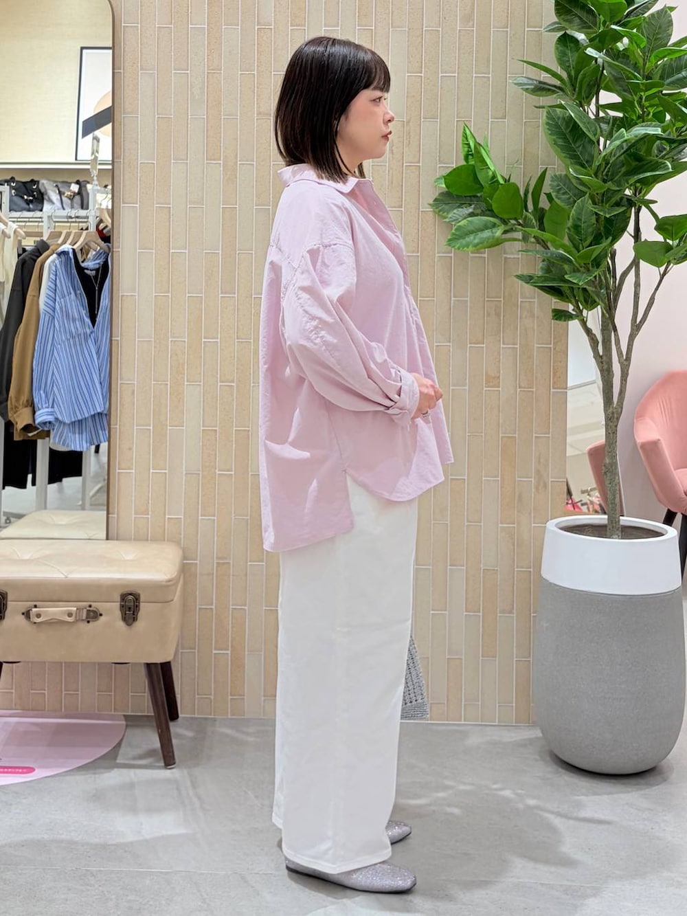 ホワイト系のデニムパンツ、ピンク系のシャツ/ブラウス、シルバー系のトートバッグを着用したレディースの春コーディネートの5枚目の写真