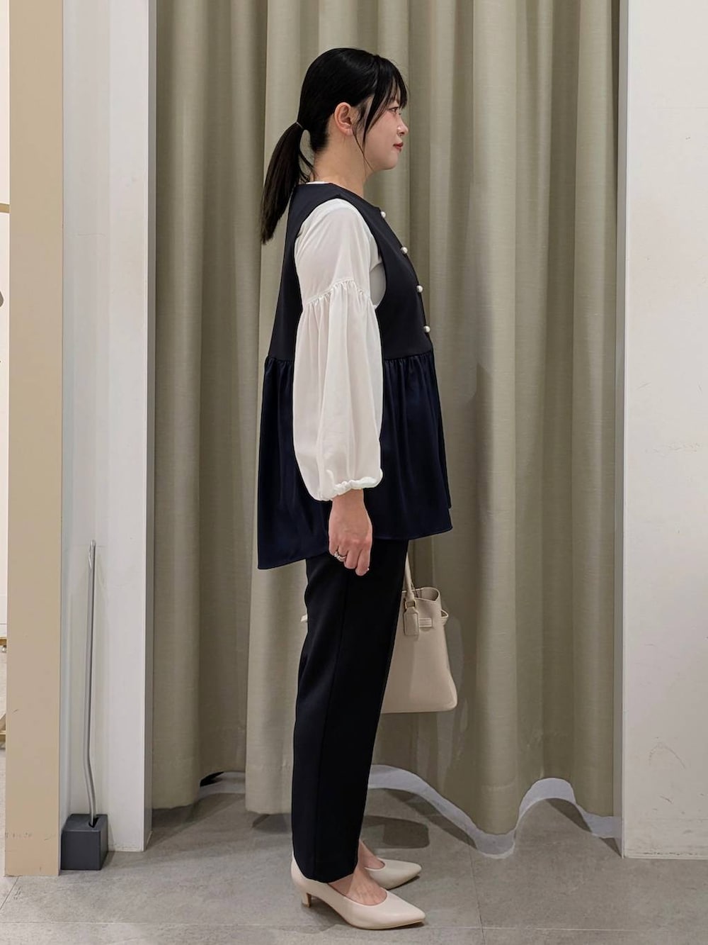 ホワイト系のパンプス、ブルー系のその他パンツ、ブルー系のその他アウターを着用したレディースの冬コーディネートの5枚目の写真