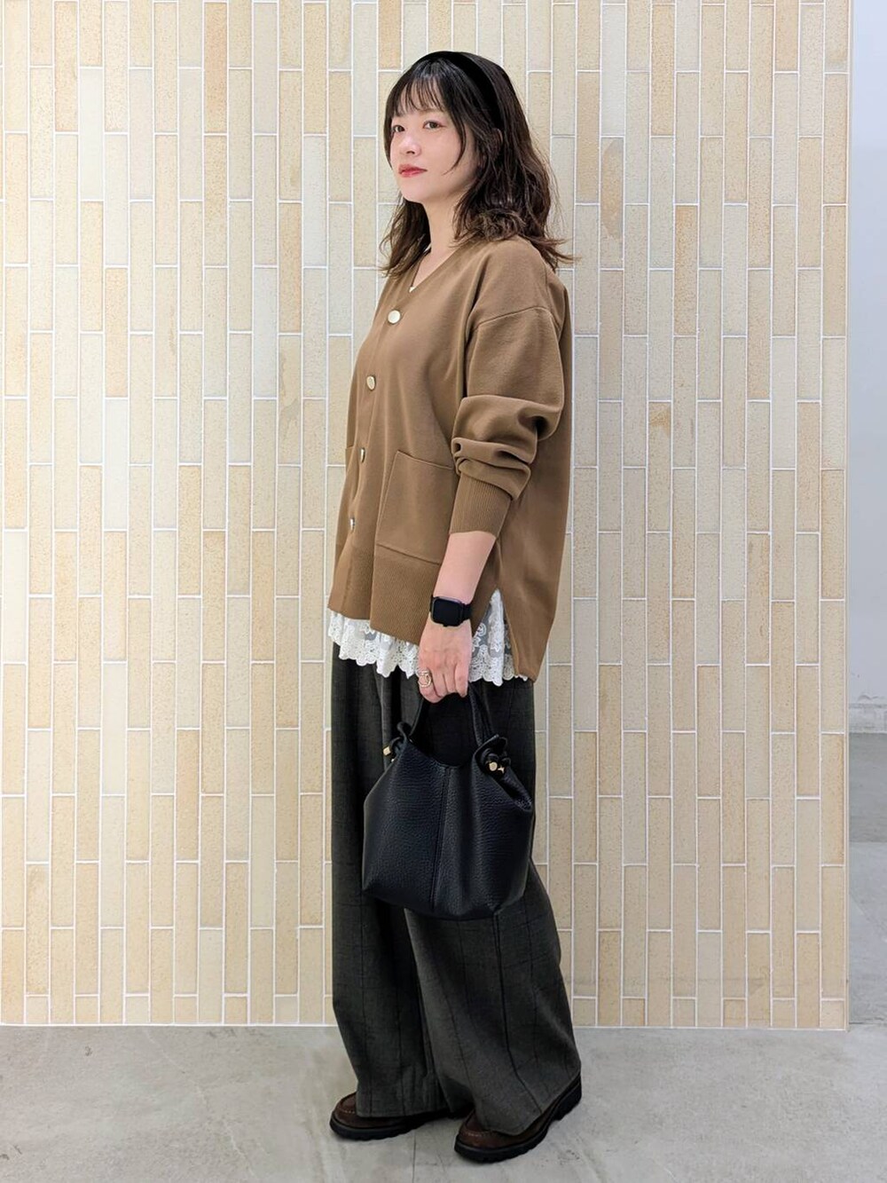 ブラウン系のカーディガン/ボレロ、グレー系のその他パンツ、ホワイト系のタンクトップを着用したレディースの秋コーディネートの3枚目の写真