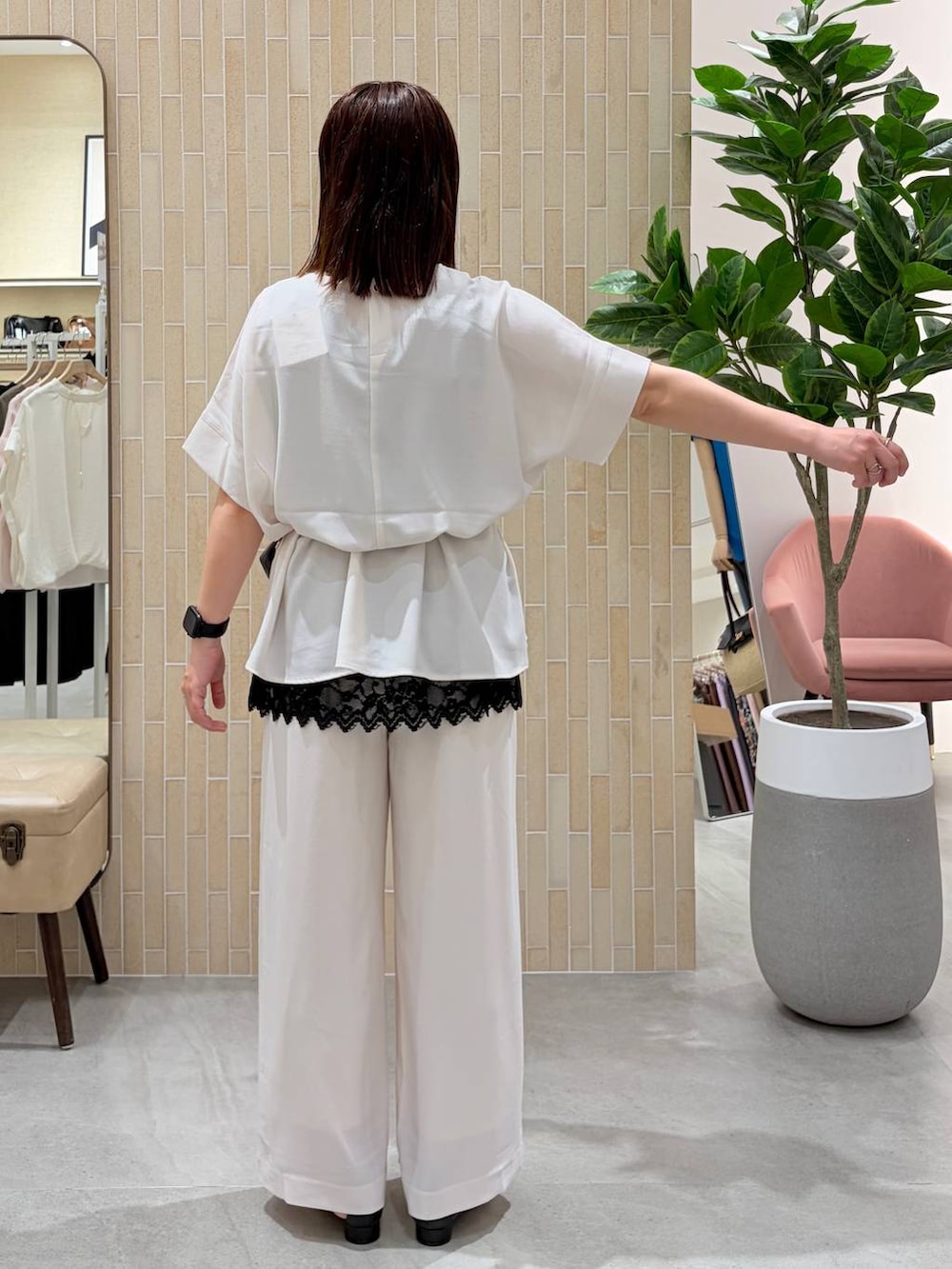 ブラック系のタンクトップ、ブラック系のサンダル、ホワイト系のその他パンツを着用したレディースの夏コーディネートの4枚目の写真