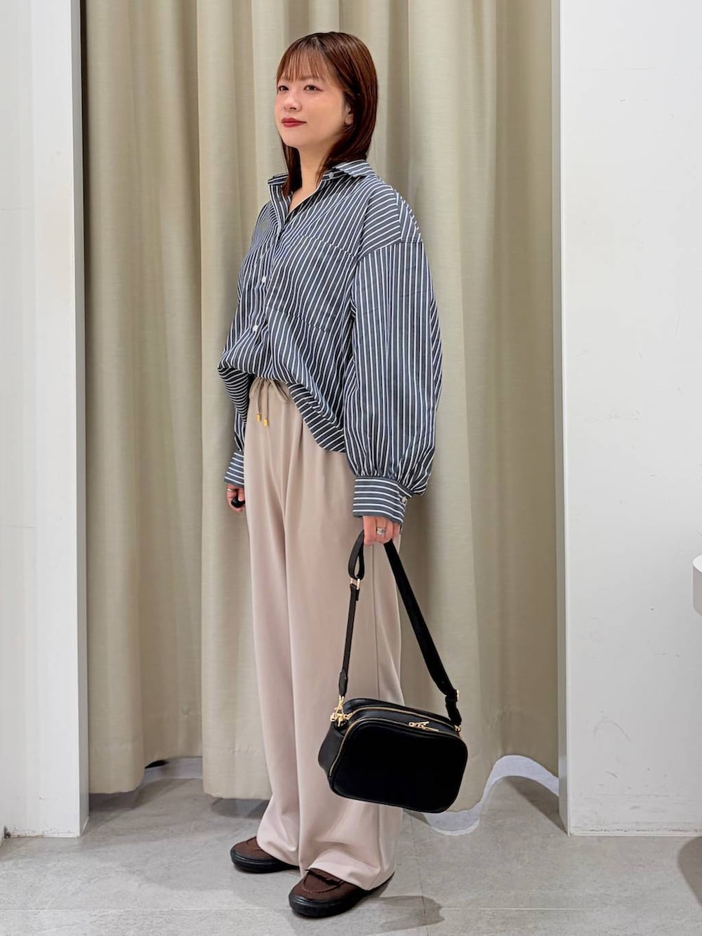 その他のシャツ/ブラウス、ブラック系のショルダーバッグ、ベージュ系のその他パンツを着用したレディースの秋コーディネートの3枚目の写真