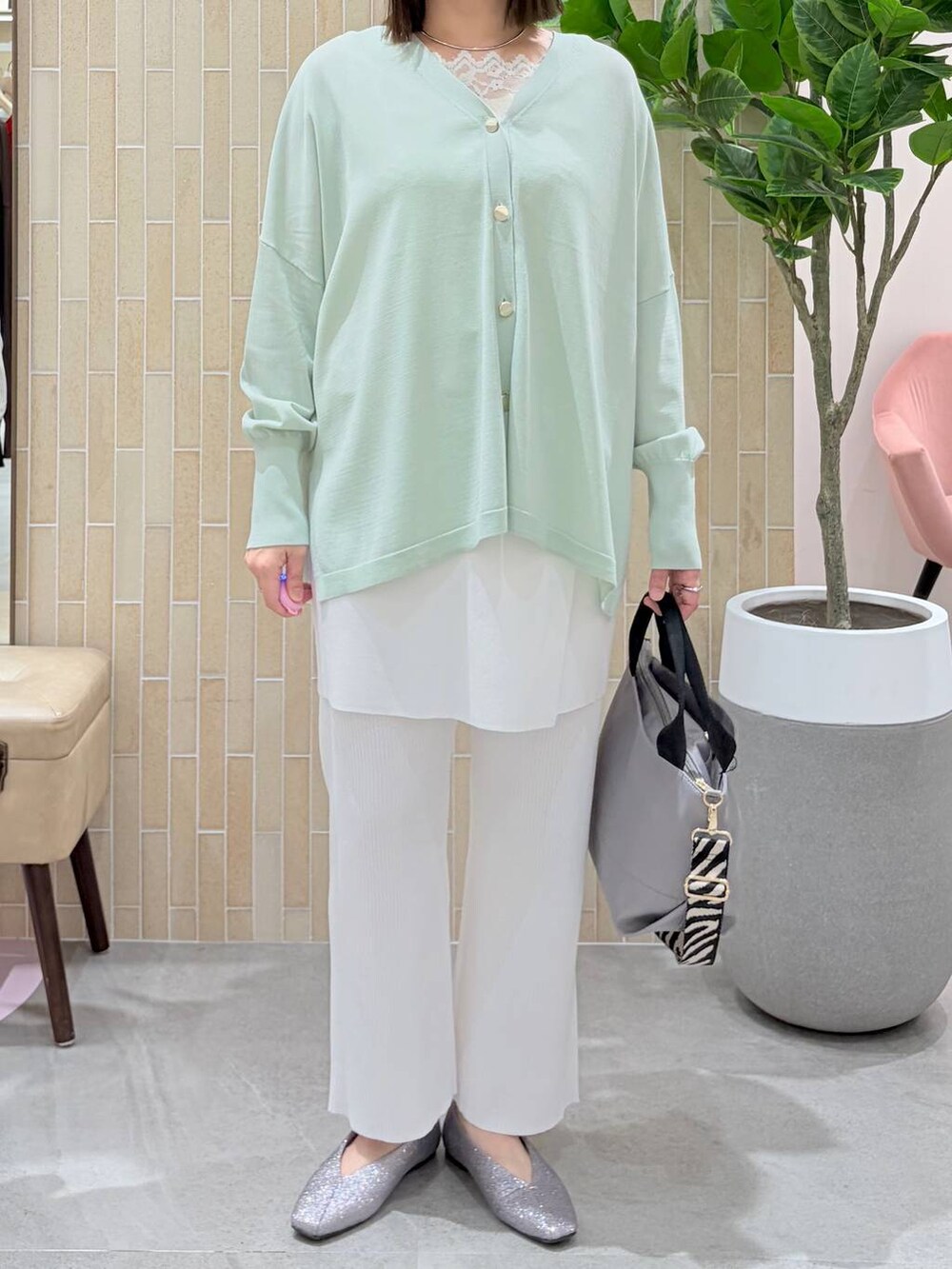 ホワイト系のタンクトップ、ホワイト系のその他パンツ、ホワイト系のスカートを着用したレディースの春コーディネートの6枚目の写真