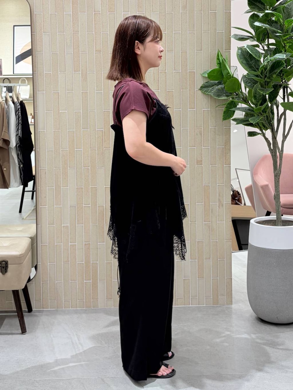 レッド系のTシャツ/カットソー、ブラック系のキャミソール、ブラック系のハンドバッグを着用したレディースの夏コーディネートの5枚目の写真