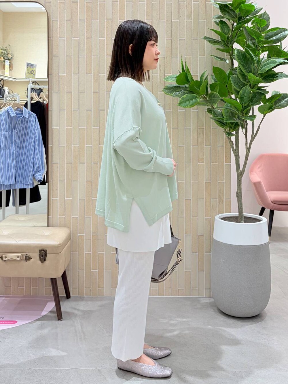 ホワイト系のタンクトップ、ホワイト系のその他パンツ、ホワイト系のスカートを着用したレディースの春コーディネートの5枚目の写真