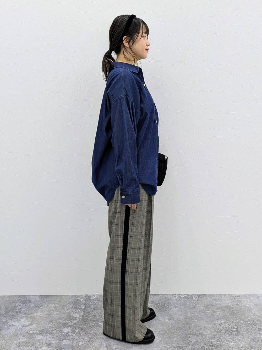 ブルー系のシャツ/ブラウス、その他のその他パンツ、ブラック系のカチューシャを着用したレディースの秋コーディネートの5枚目の写真