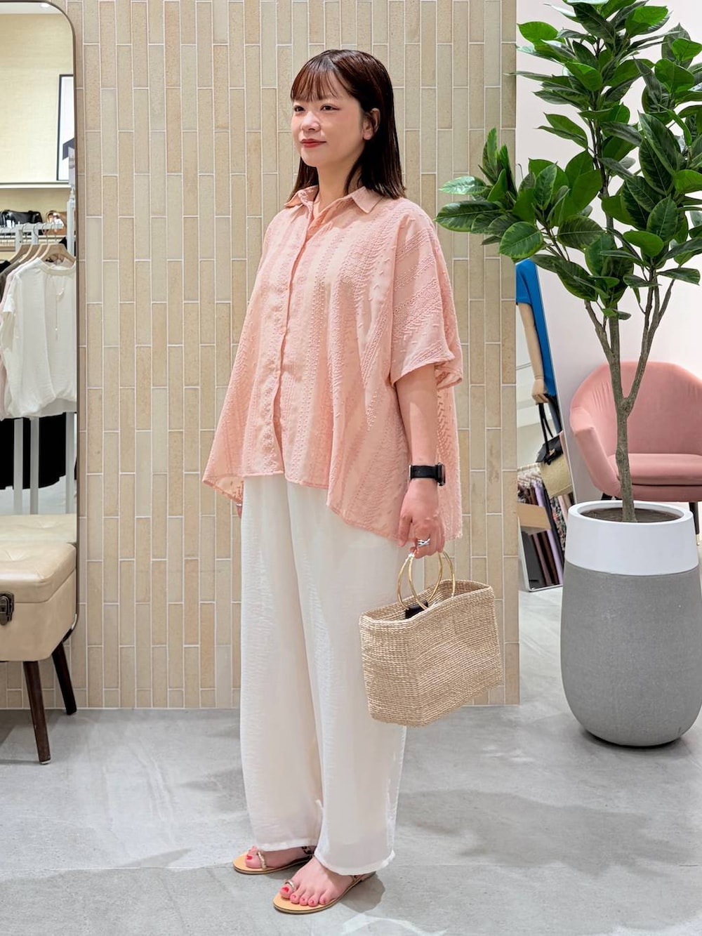 ホワイト系のその他パンツ、ホワイト系のトートバッグ、ピンク系のシャツ/ブラウスを着用したレディースの夏コーディネートの3枚目の写真