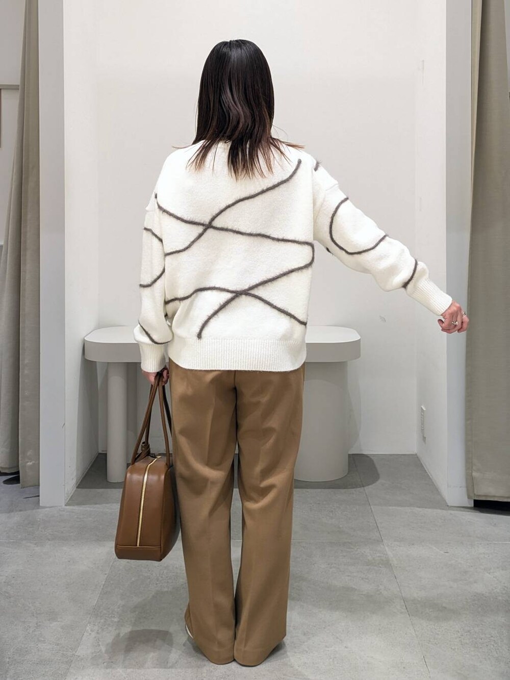 イエロー系のその他パンツ、イエロー系のボストンバッグ、ベージュ系のローファーを着用したレディースの冬コーディネートの4枚目の写真