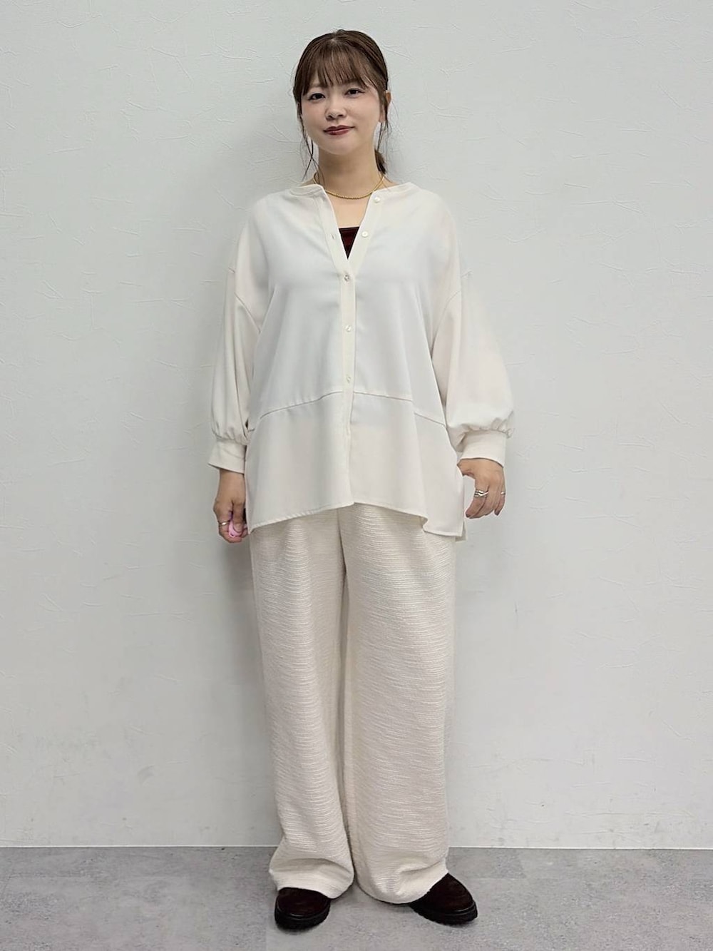 ホワイト系のその他パンツ、レッド系のタンクトップ、ブラック系のローファーを着用したレディースの夏コーディネートの2枚目の写真
