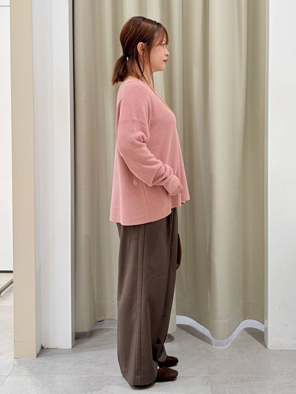 ブラウン系のその他パンツ、ピンク系のニット/セーター、ブラウン系のパンプスを着用したレディースの秋コーディネートの5枚目の写真