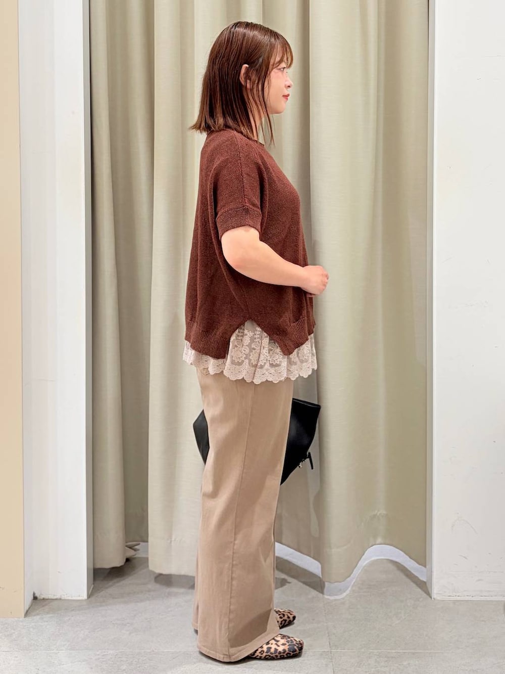 ブラウン系のパンプス、ベージュ系のタンクトップ、ブラック系のトートバッグを着用したレディースの秋コーディネートの5枚目の写真
