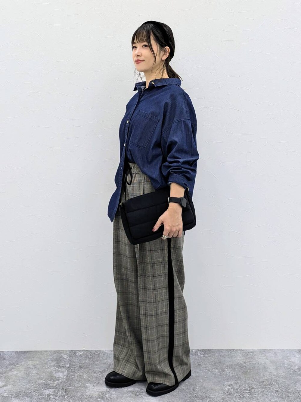 ブルー系のシャツ/ブラウス、その他のその他パンツ、ブラック系のカチューシャを着用したレディースの秋コーディネートの3枚目の写真