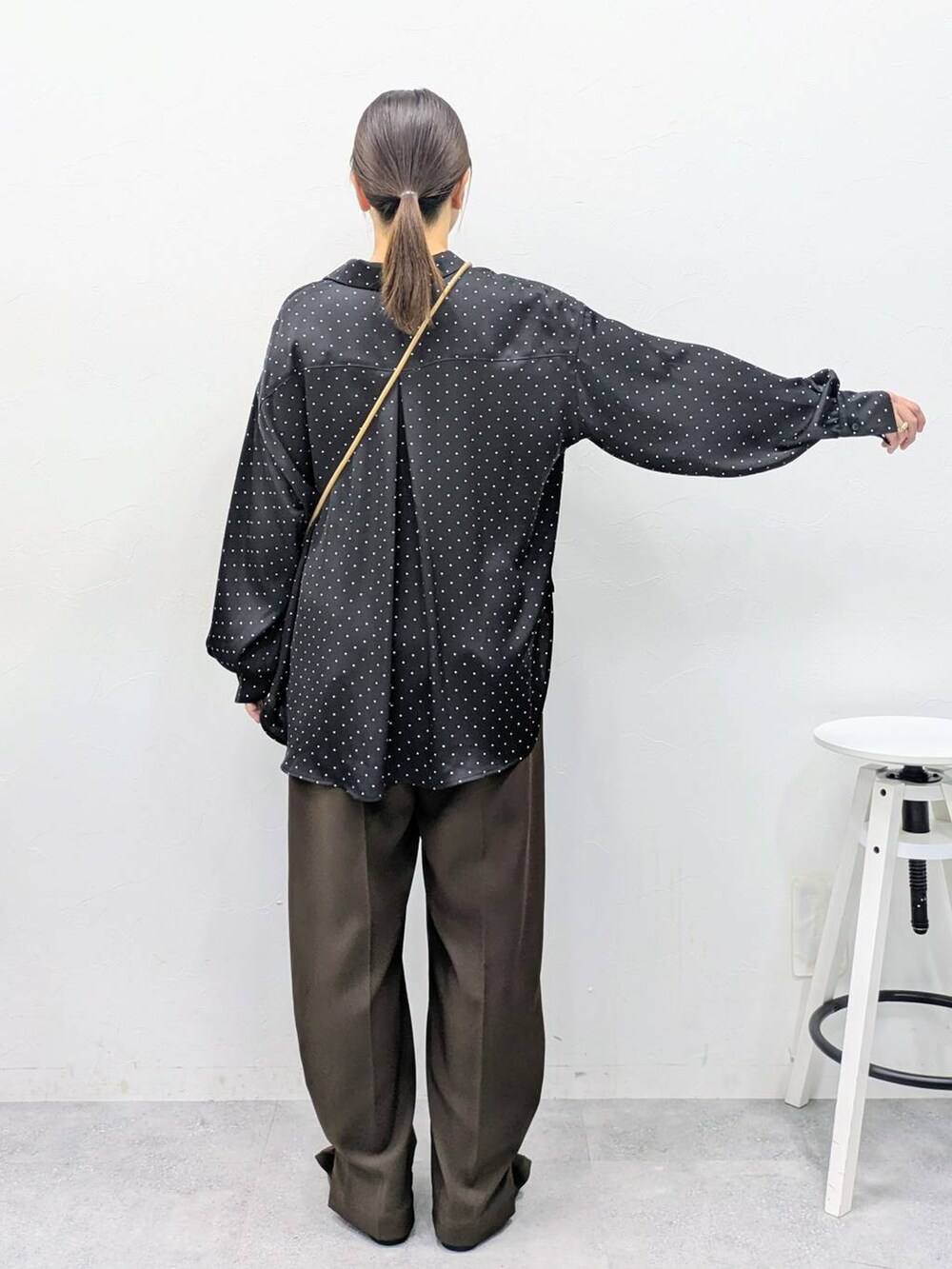 ブラック系のパンプス、ブラック系のシャツ/ブラウスを着用したレディースの冬コーディネートの4枚目の写真