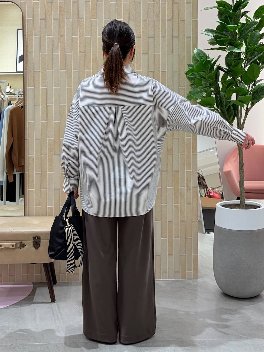 ブラウン系のその他パンツ、ブラウン系のシャツ/ブラウス、ブラック系のショルダーバッグを着用したレディースの春コーディネートの4枚目の写真