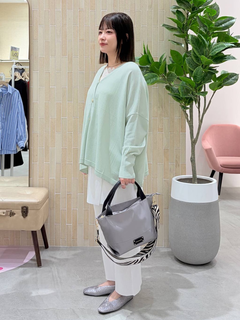 ホワイト系のタンクトップ、ホワイト系のその他パンツ、ホワイト系のスカートを着用したレディースの春コーディネートの3枚目の写真