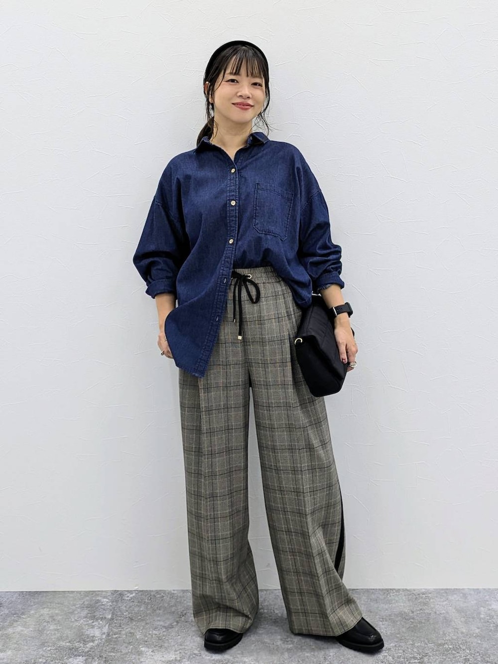 ブルー系のシャツ/ブラウス、その他のその他パンツ、ブラック系のカチューシャを着用したレディースの秋コーディネートの2枚目の写真