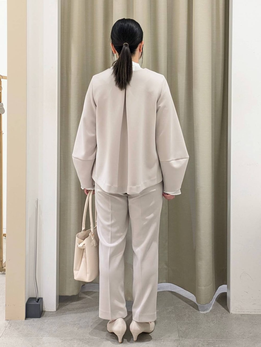 ホワイト系のパンプス、ホワイト系のシャツ/ブラウス、ベージュ系のノーカラージャケットを着用したレディースの冬コーディネートの4枚目の写真