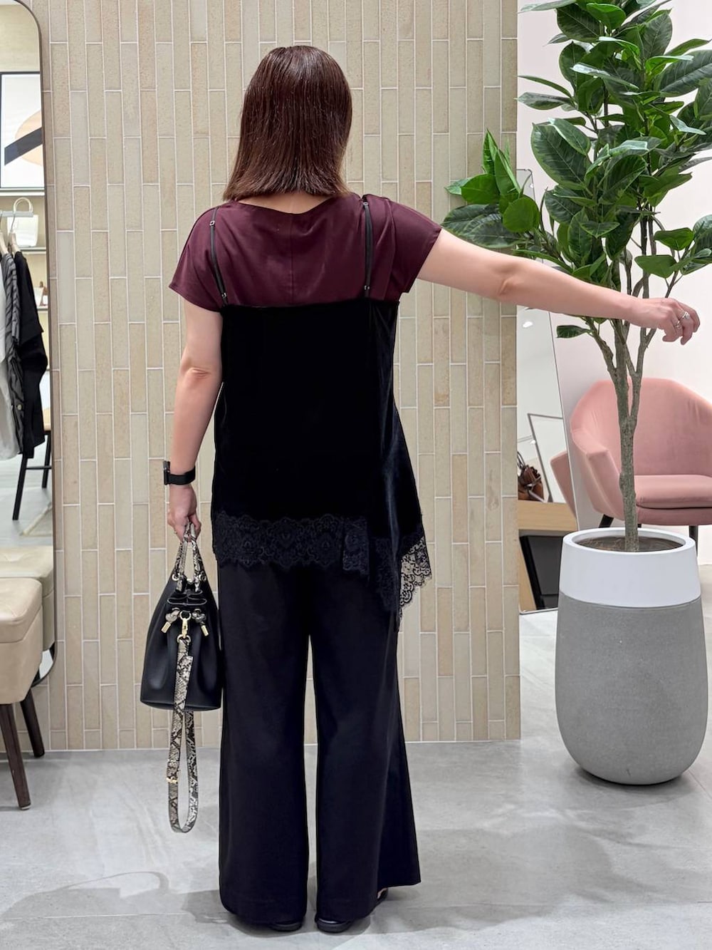 レッド系のTシャツ/カットソー、ブラック系のキャミソール、ブラック系のハンドバッグを着用したレディースの夏コーディネートの4枚目の写真