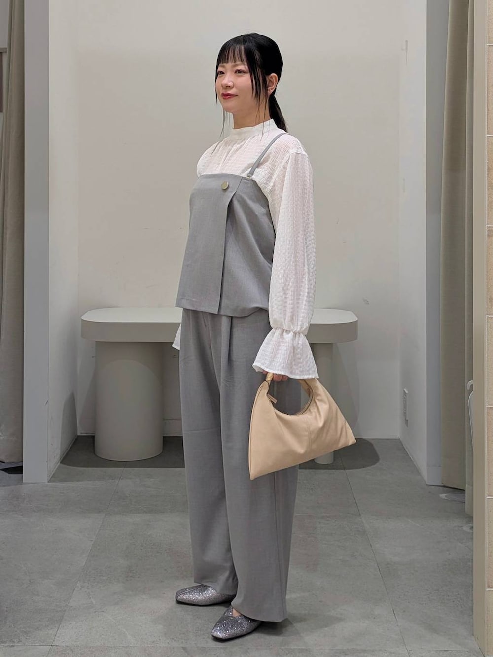 ホワイト系のシャツ/ブラウス、グレー系のその他パンツ、グレー系のキャミソールを着用したレディースの冬コーディネートの3枚目の写真