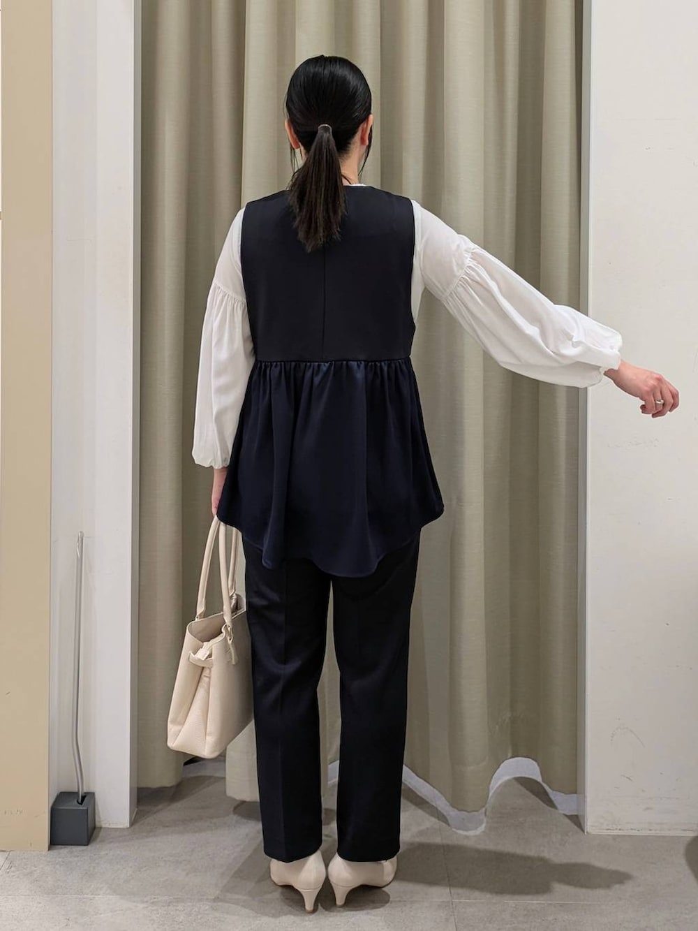 ホワイト系のパンプス、ブルー系のその他パンツ、ブルー系のその他アウターを着用したレディースの冬コーディネートの4枚目の写真